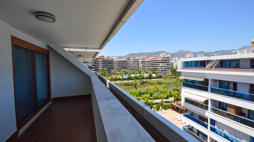 2+1 Duplex apartment in Kestel 300 m to the beach