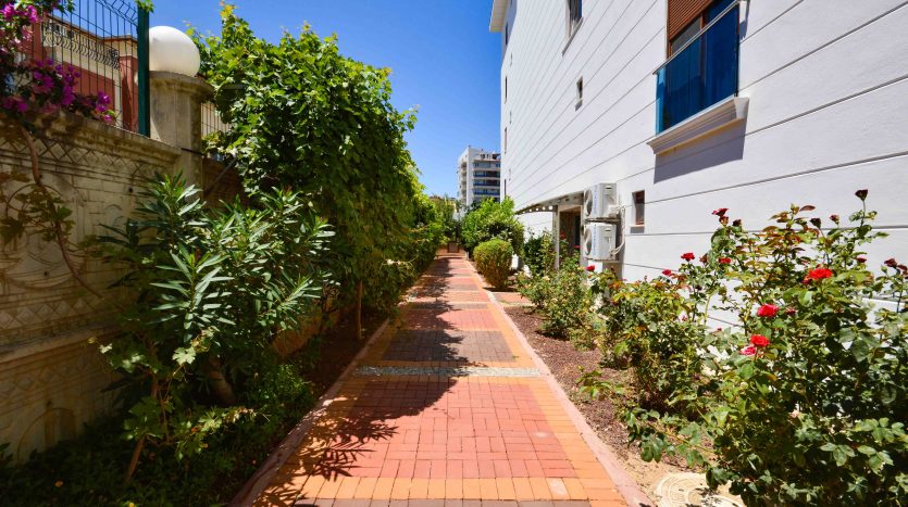 2+1 Duplex apartment in Kestel 300 m to the beach