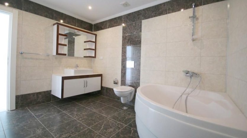 Spacious 5+1 Penthouse in full facilities residence Oba